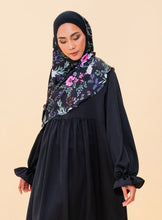 Load image into Gallery viewer, Tahira in black floral Khimar