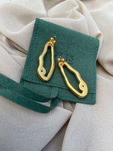 Load image into Gallery viewer, Uneven Oval-like Earrings