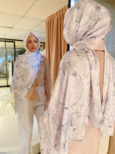 Load image into Gallery viewer, PU3 Exclusive Shawl - Swan Pink Dream