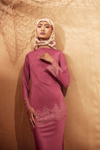 Load image into Gallery viewer, ANGELONIA soft magenta asymmetrical lace kurong
